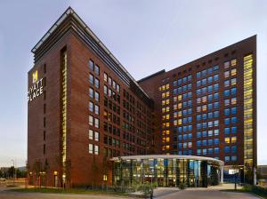 un grande edificio in mattoni con un cartello sopra di Hyatt Place Amsterdam Airport a Hoofddorp