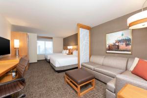 Posteľ alebo postele v izbe v ubytovaní Hyatt Place Detroit/Royal Oak