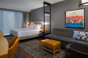 Un pat sau paturi într-o cameră la Hyatt Place Boston/Seaport District