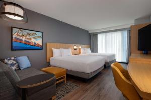 Un pat sau paturi într-o cameră la Hyatt Place Boston/Seaport District