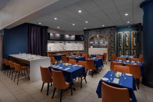 Un restaurant sau alt loc unde se poate mânca la DoubleTree by Hilton Charlotte City Center