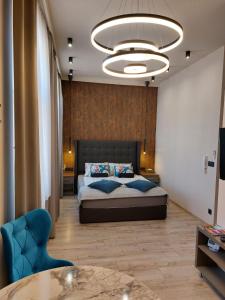 Un pat sau paturi într-o cameră la Silver Dawn Apartments