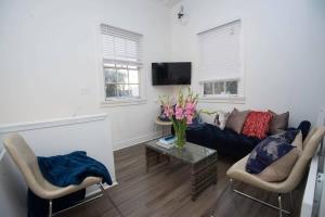 新奥尔良5 BR - Sleeps 10! Best Location next to French Quarter!的客厅配有沙发和两把椅子