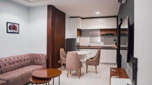 A kitchen or kitchenette at Cedarwood Apartments