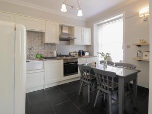 Una cocina o kitchenette en Lower Neuk