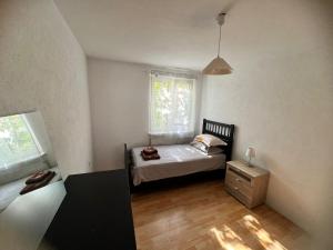 A bed or beds in a room at Jennis Bi-Bi 2 bedrooms Apartment