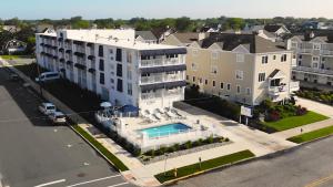 einem Luftblick auf ein Gebäude mit einem Pool in der Unterkunft ICONA Cape May in Cape May