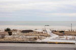 Blick auf den Strand vom Balkon einer Eigentumswohnung in der Unterkunft ICONA Cape May in Cape May