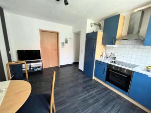 A kitchen or kitchenette at Jennis Bi-Bi 2 bedrooms Apartment