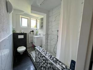 A bathroom at Jennis Bi-Bi 2 bedrooms Apartment