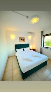 Giường trong phòng chung tại Portimao Central Holiday Guesthouse