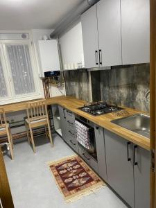 A kitchen or kitchenette at Apartament ultracentral Botis