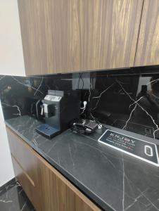 a black counter top with a computer on it at Black&White House in Ocna-Mureşului