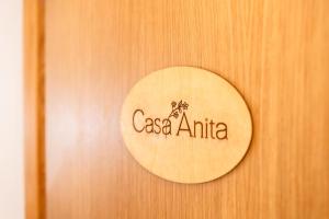 תעודה, פרס, שלט או מסמך אחר המוצג ב-Casa Anita