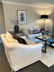 - un salon avec un canapé blanc et une table dans l'établissement Appartement ALLURE 4 Zimmer Gartenwohnung, à Eschen