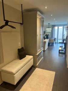 - un salon avec un canapé blanc dans l'établissement Appartement ALLURE 4 Zimmer Gartenwohnung, à Eschen