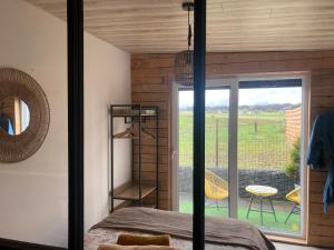 Zimmer mit einem Bett und Blick auf einen Innenhof in der Unterkunft L'Eddy lodge in Neufchâteau