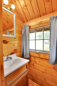 Bild i bildgalleri på Rustic Cabin with Pool Access i Bloomington