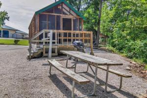 Naktsmītnes Charming Log Cabin in Bloomington pilsētā Blūmingtona fotogalerijas attēls