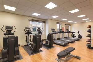 een fitnessruimte met loopbanden en crosstrainers bij Hyatt Place Portland Airport/Cascade Station in Portland