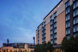 um edifício com um estádio de basebol ao fundo em Hyatt Place Pittsburgh North Shore em Pittsburgh