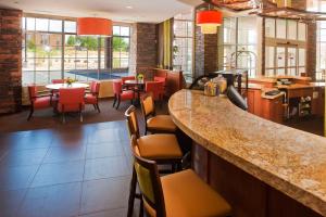 un bar en un restaurante con mesas y sillas en Hyatt Place Santa Fe, en Santa Fe