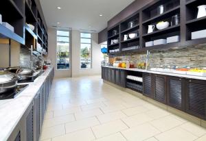 Dapur atau dapur kecil di Hyatt House Pittsburgh Bloomfield Shadyside