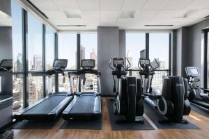 einen Fitnessraum mit Laufbändern und Crosstrainern in der Unterkunft Hyatt House New York/Chelsea in New York