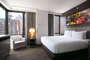 ein Hotelzimmer mit einem Bett, einem Stuhl und einem Fenster in der Unterkunft Hyatt House New York/Chelsea in New York