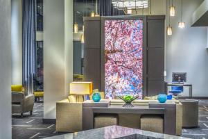 - un hall avec une table et une grande fenêtre dans l'établissement Hyatt Place Washington D.C./National Mall, à Washington