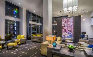 un hall avec des canapés et des chaises dans un bâtiment dans l'établissement Hyatt Place Washington D.C./National Mall, à Washington