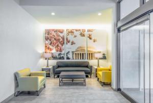 une salle d'attente avec des canapés et un tableau sur le mur dans l'établissement Hyatt Place Washington D.C./National Mall, à Washington