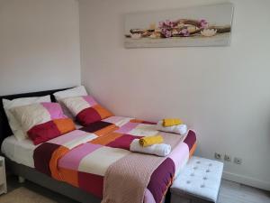 Posteľ alebo postele v izbe v ubytovaní Cocooning House 212 Suite COSY SUNSHINE appartement Aeroport Paris Roissy CDG et Parc Asterix