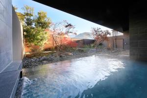 - une piscine au milieu d'une maison dans l'établissement Blisstia Hakone Sengokuhara Adult only, à Hakone