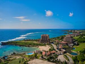 Luftblick auf ein Resort und das Meer in der Unterkunft Hotel Shigira Mirage Beach Front in Miyako-jima