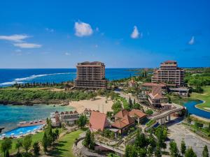 eine Luftansicht eines Resorts mit Meerblick in der Unterkunft Hotel Shigira Mirage Beach Front in Miyako-jima