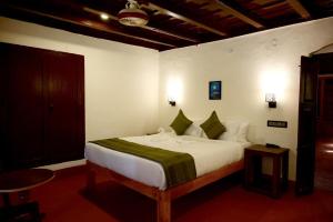 una camera con un grande letto di Coorg Mystere - Luxury Homestay a Madikeri