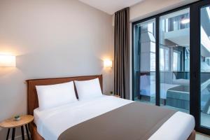 Tempat tidur dalam kamar di STEPS Batumi Hotel & Suites