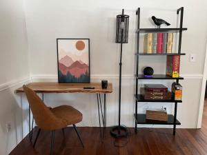 un bureau avec une chaise et une étagère. dans l'établissement Modern & Cozy Getaway House near Conway lake - Pet Friendly, à Conway