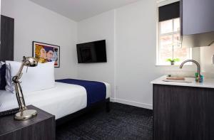 Tempat tidur dalam kamar di Modern Studio in Historic Boston - Unit #303