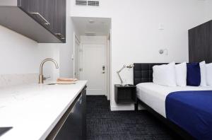 Tempat tidur dalam kamar di Modern Studio in Historic Boston - Unit #303