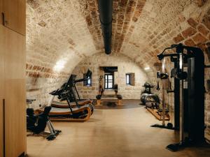 een fitnessruimte met fitnessapparatuur in een bakstenen muur bij Mamula Island in Herceg-Novi