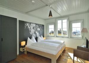 - une chambre avec un grand lit dans l'établissement Concept Hotel Landhaus, à Burgdorf