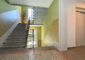 - un escalier dans une maison avec un escalier dans l'établissement Concept Hotel Landhaus, à Burgdorf