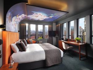 Кровать или кровати в номере Malmaison Manchester Deansgate