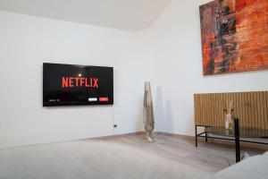 un soggiorno con TV a parete di NEW modernes Loft im Zentrum von Deggendorf a Deggendorf