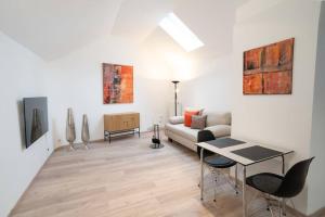 un soggiorno con divano e tavolo di NEW modernes Loft im Zentrum von Deggendorf a Deggendorf