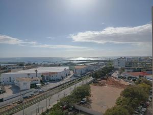 uma vista aérea de uma cidade com edifícios e o oceano em 7stars Apartment em Faro