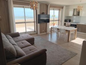 uma sala de estar com um sofá e uma mesa em 7stars Apartment em Faro