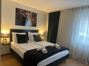 - une chambre avec un lit avec deux animaux rembourrés dans l'établissement Hotell City Karlshamn, à Karlshamn